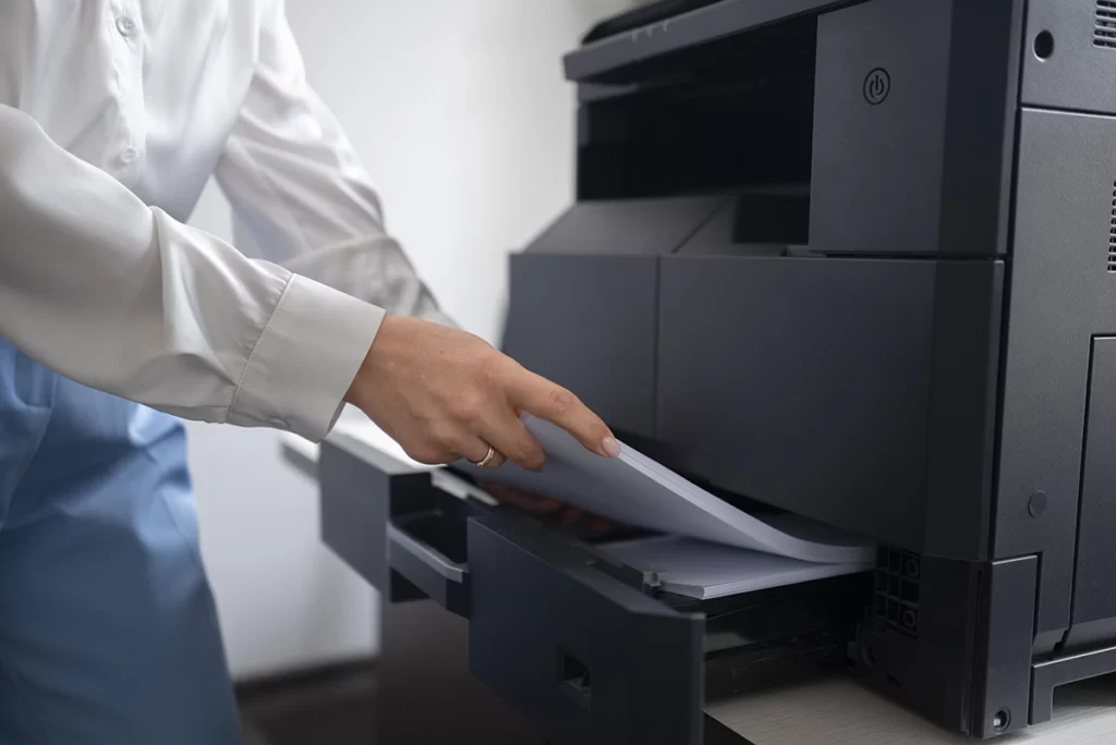 Une employée utilise l'imprimante du bureau